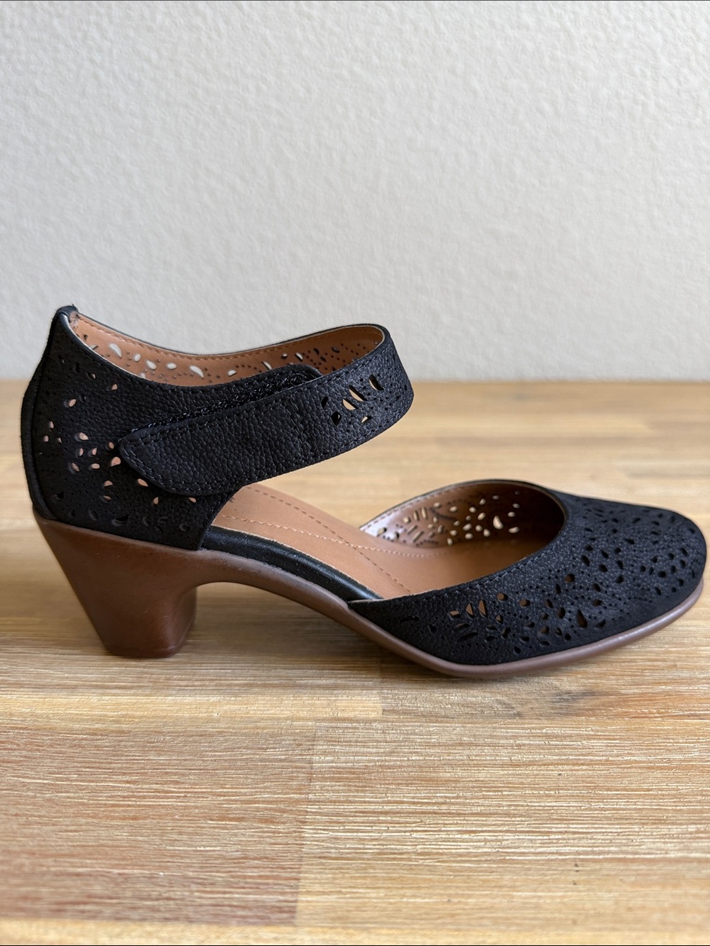 Easy Spirit Women's Cindie Mary Jane heels in black with laser-cut detailing 7 - Picture 4 of 10